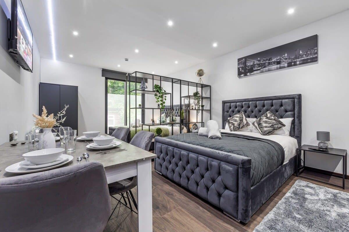 Huge Cosy Studio Family Sleeps 4 North West London serviced apartment - London - VivreStays