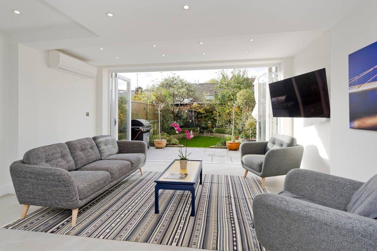 Spacious 4 Bed House, Battersea serviced apartment - London - VivreStays