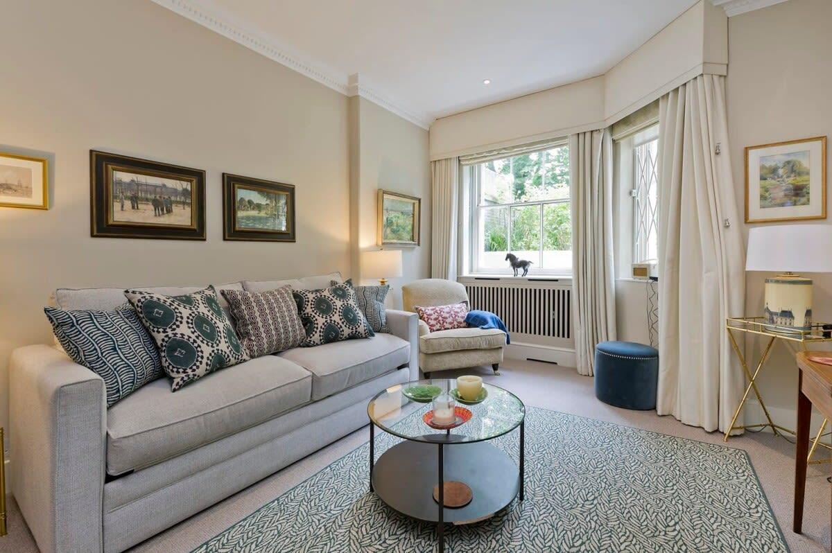 Spacious Studio Flat, Holland Park serviced apartment - London - VivreStays