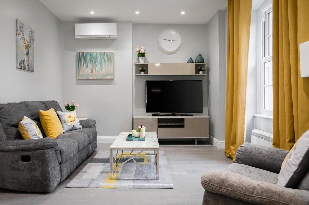 Stylish 3-Bedroom Apartment in Greater London serviced apartment - London - VivreStays
