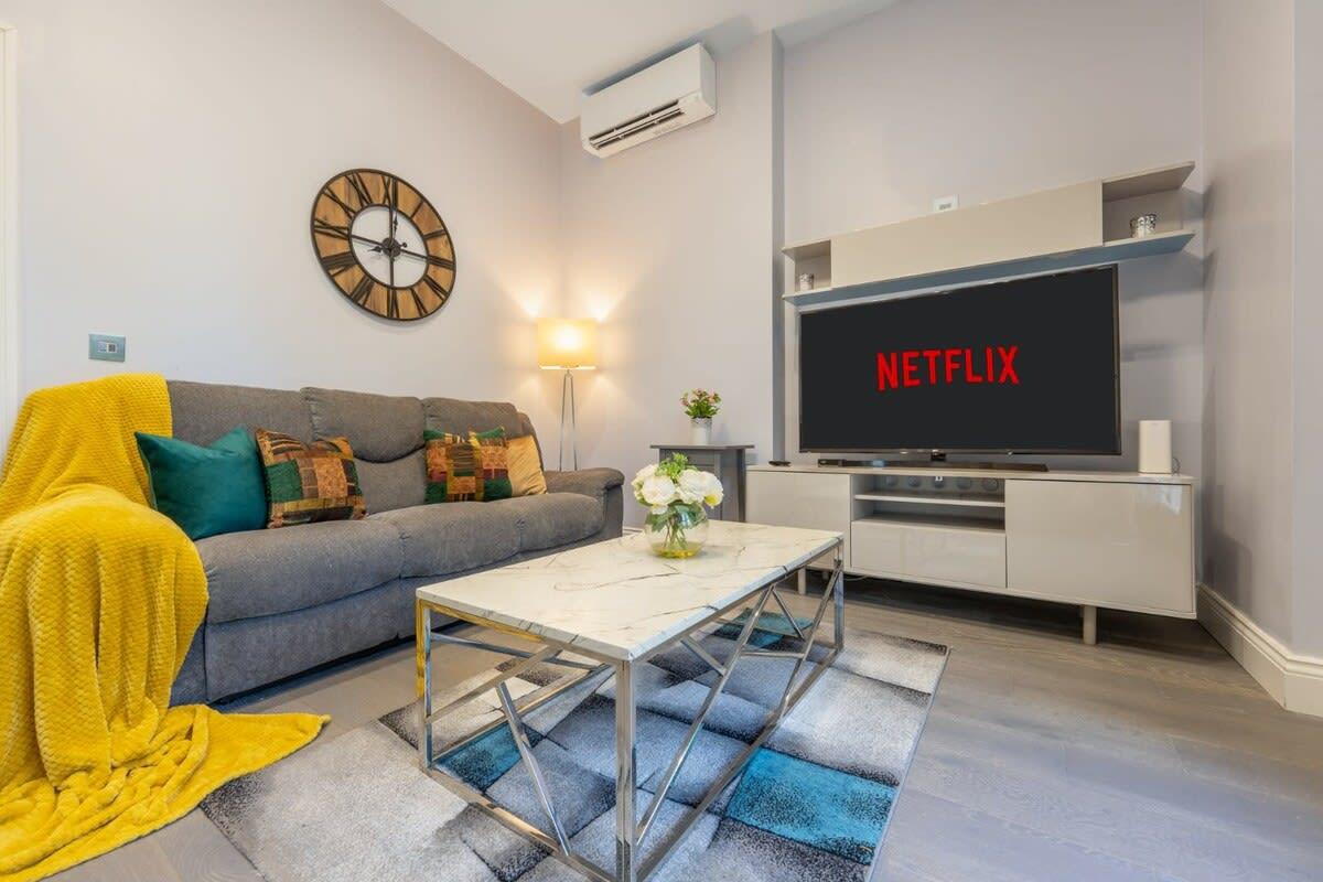 Spacious 2-Bedroom Apartment in Greater London serviced apartment - London - VivreStays