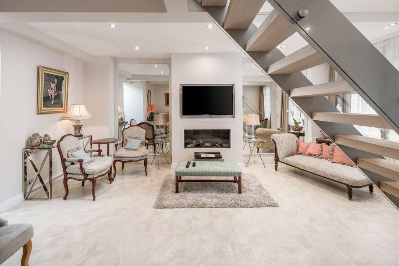Elegant house with rooftop terrace serviced apartment - London - VivreStays