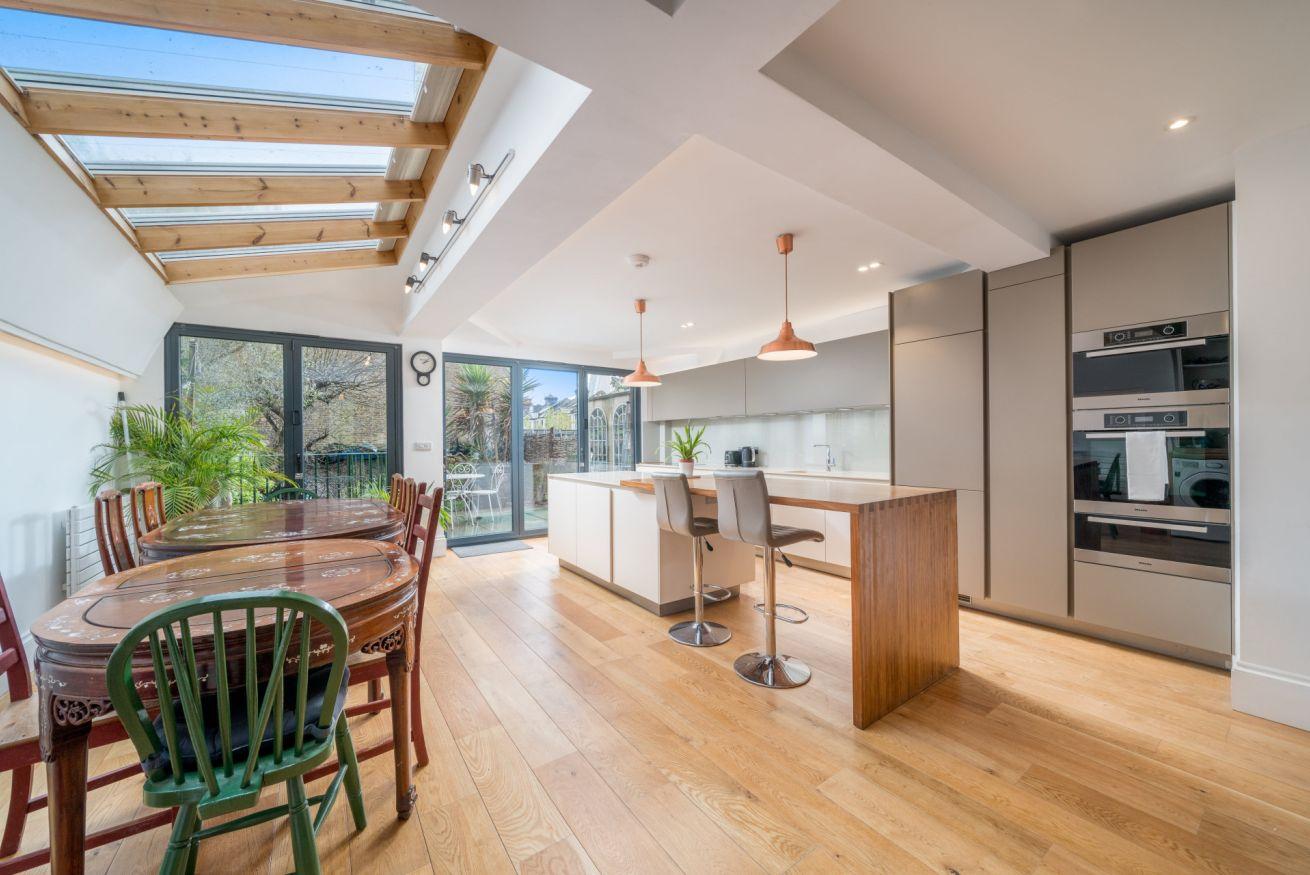 Beautiful 6bed house near Kensington Park serviced apartment - London - VivreStays