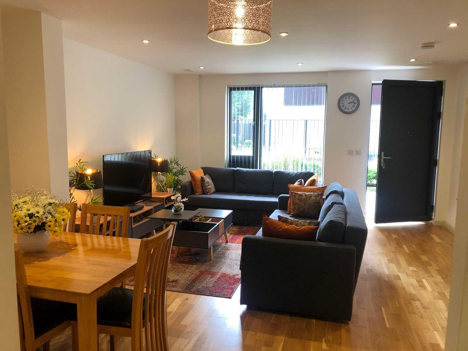 47 Cypress Court Alpine Road, Queensbury - 2Bedroom/2Bathroom Ground Floor with Front Porch serviced apartment - London - VivreStays