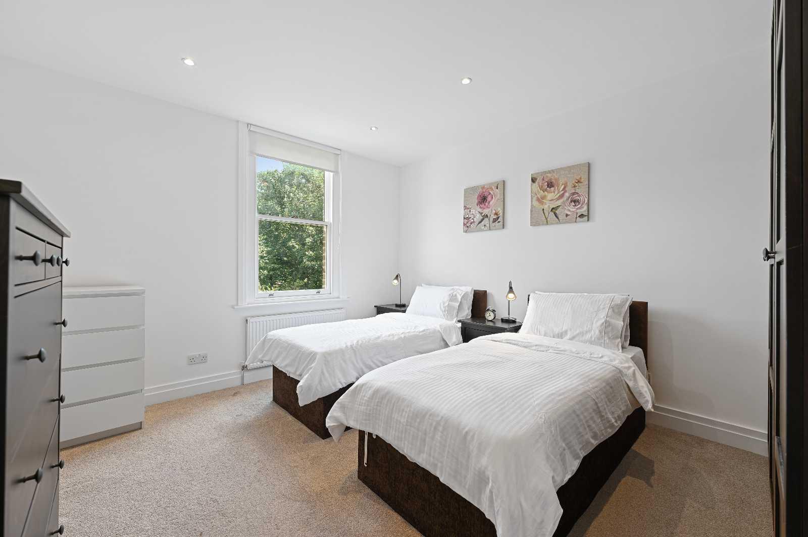 Flat 4, 21 Grange Park, Ealing, W5 3PS - 2Bedroom/1Bathroom serviced apartment - London - VivreStays