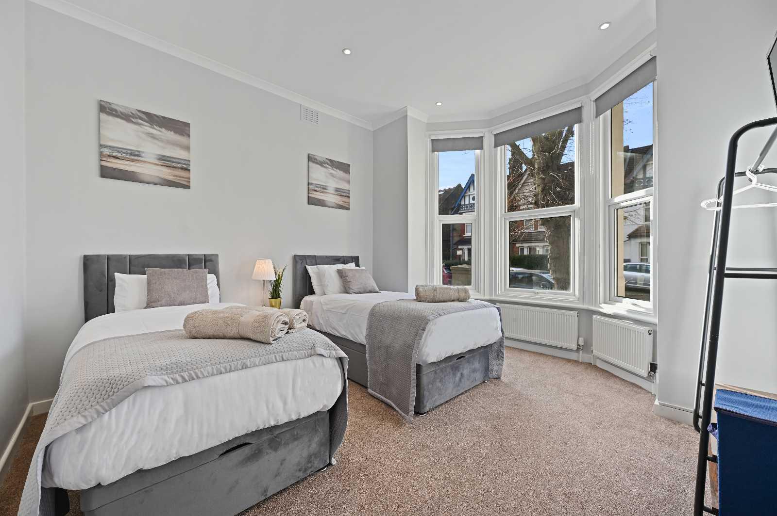 Flat 1, 28 Broughton Road, Ealing, W13 8QW - 2Bedroom/2Bathroom Ground Floor with Garden serviced apartment - London - VivreStays