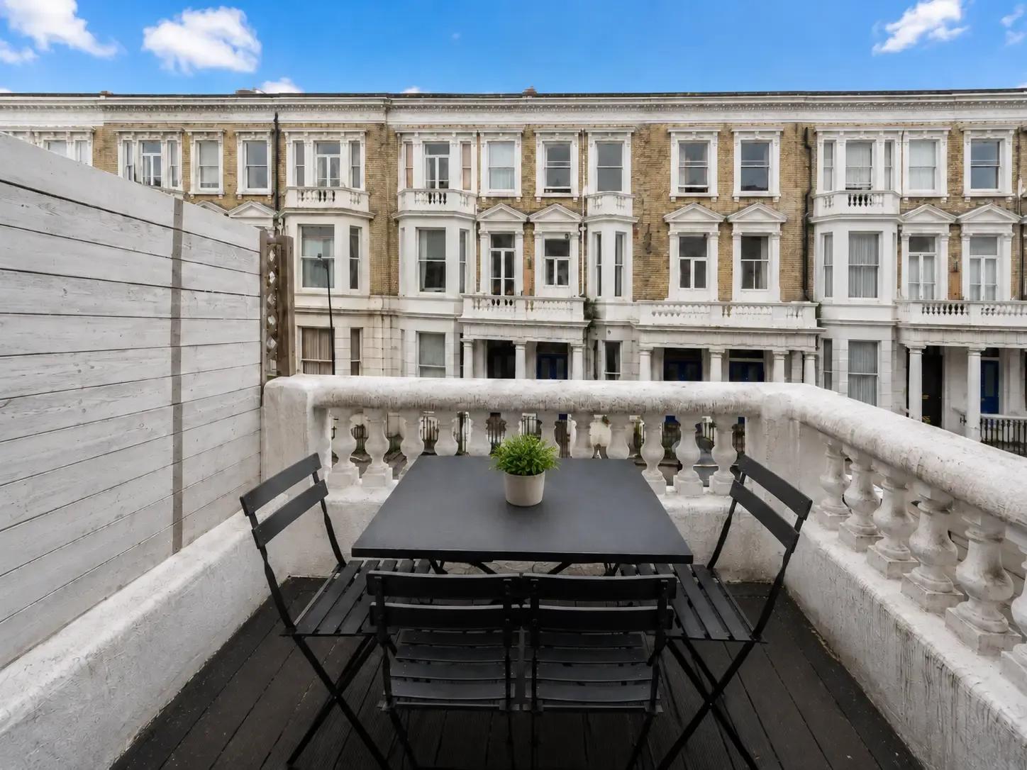 Bright West Kensington Flat with Private Balcony serviced apartment - London - VivreStays