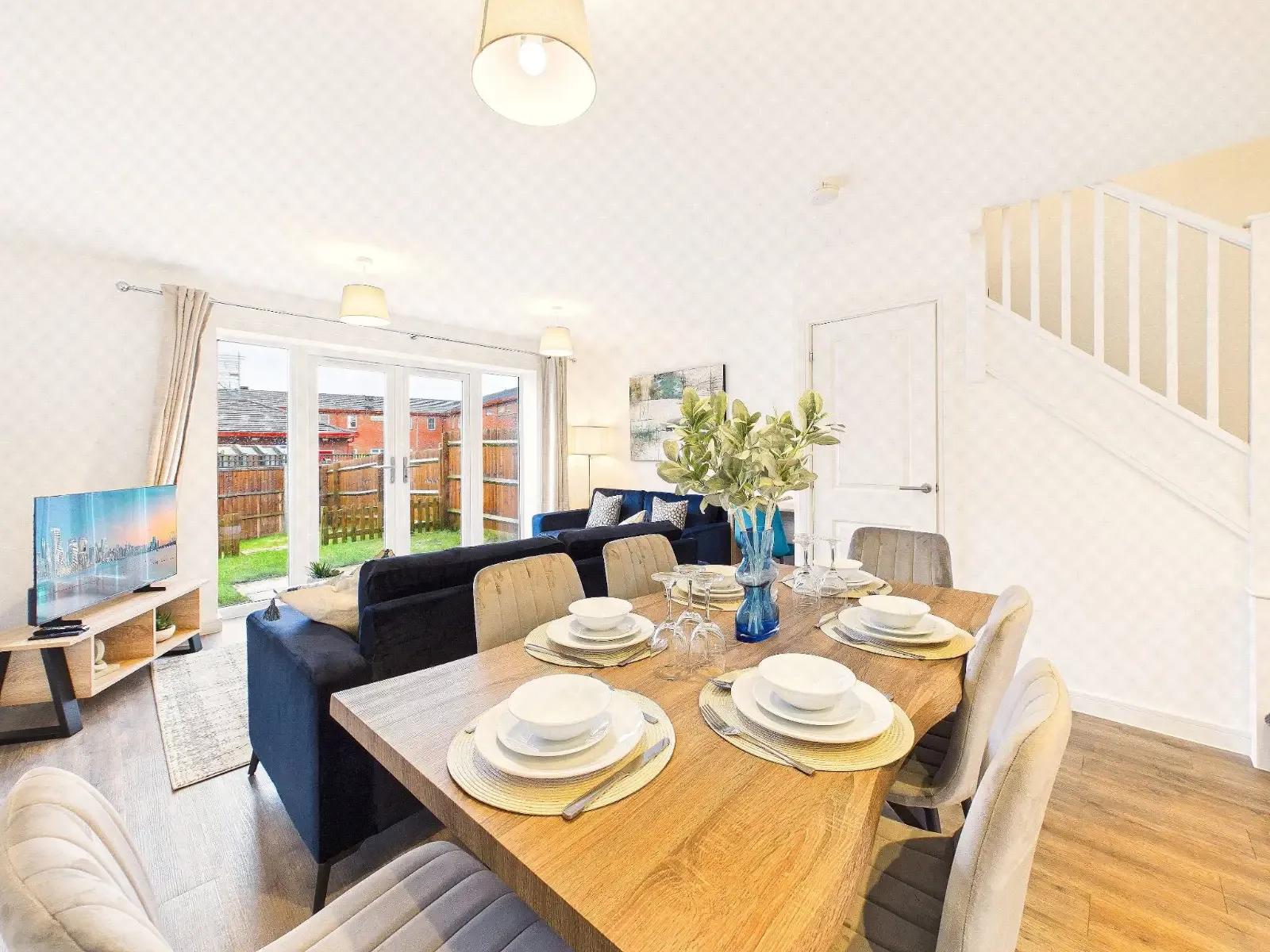 Stylish Central Derby Home + Free Parking serviced apartment - Derby - VivreStays