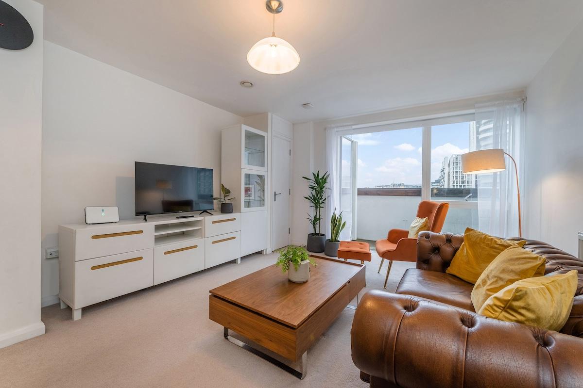 View Luxury 2 Bed w/Balcony View, 4 Min Walk to Station Luxury 2 Bed w/Balcony View, 4 Min Walk to Station serviced apartment - London - VivreStays