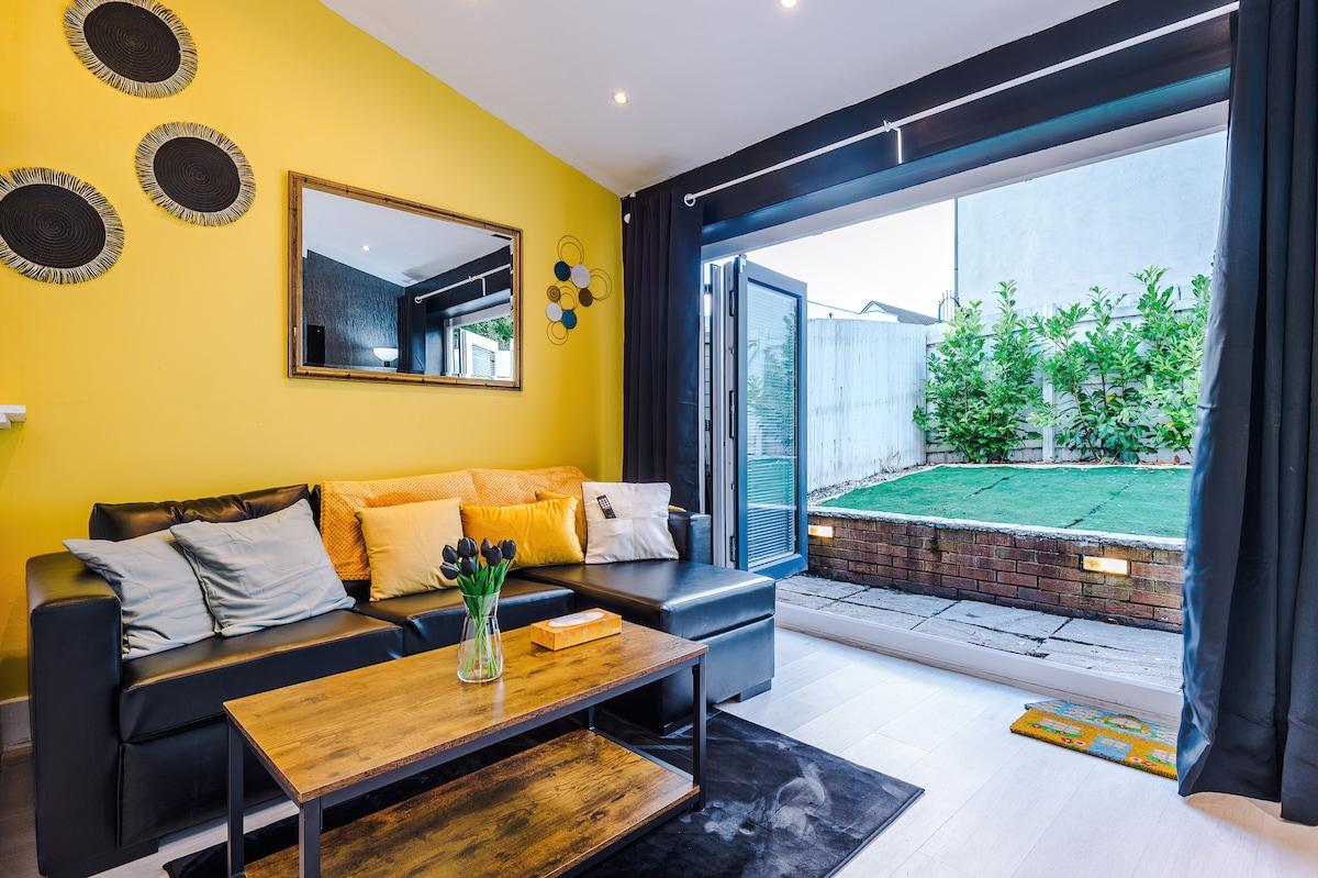 View Salford 4 Bed House | Sleeps 7 | Free Parking Salford 4 Bed House | Sleeps 7 | Free Parking serviced apartment - Manchester - VivreStays