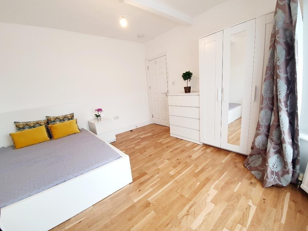 View NEW Shared London house: Contractor relocation 4BR NEW Shared London house: Contractor relocation 4BR serviced apartment - Greater London - VivreStays