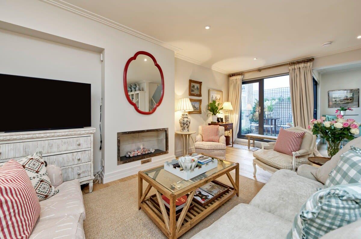 View Gorgeous 4-bed House Near Museums & Hyde Park Gorgeous 4-bed House Near Museums & Hyde Park serviced apartment - London - VivreStays