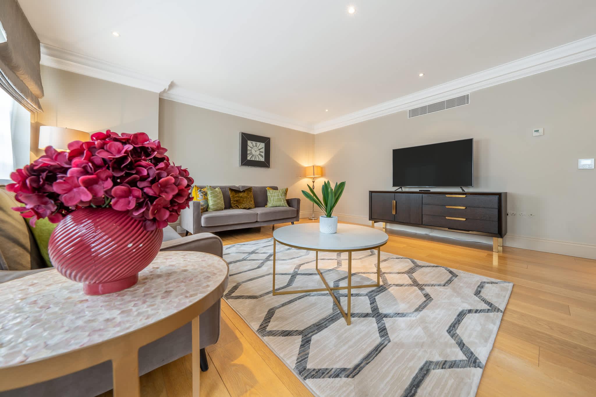 View Luxurious Mayfair Apartment near Hyde Park Luxurious Mayfair Apartment near Hyde Park serviced apartment - London - VivreStays
