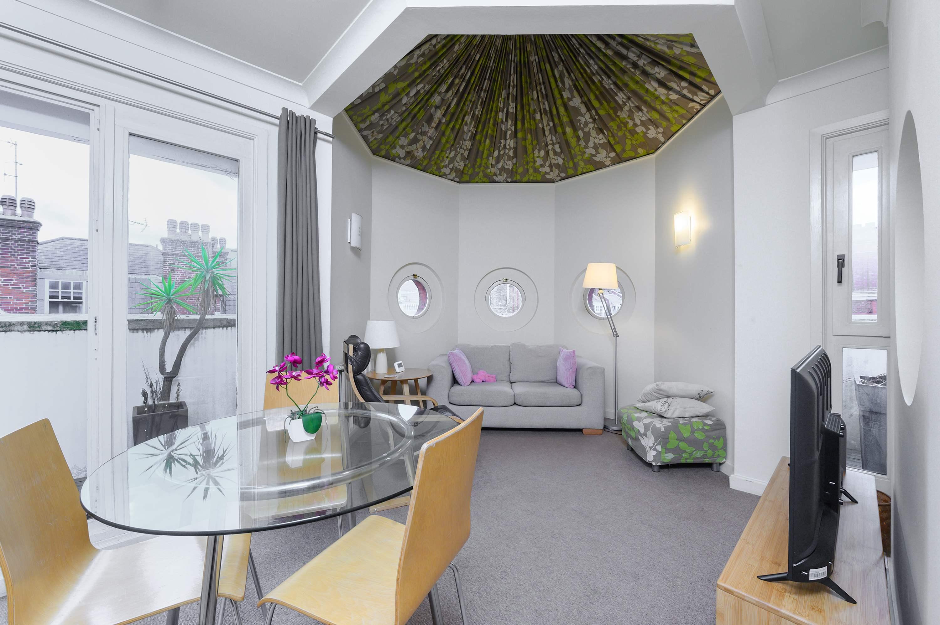 View Fitzrovia 1-Bed & Balcony · 2 Bathrooms · Sleeps 2 Fitzrovia 1-Bed & Balcony · 2 Bathrooms · Sleeps 2 serviced apartment - London - VivreStays