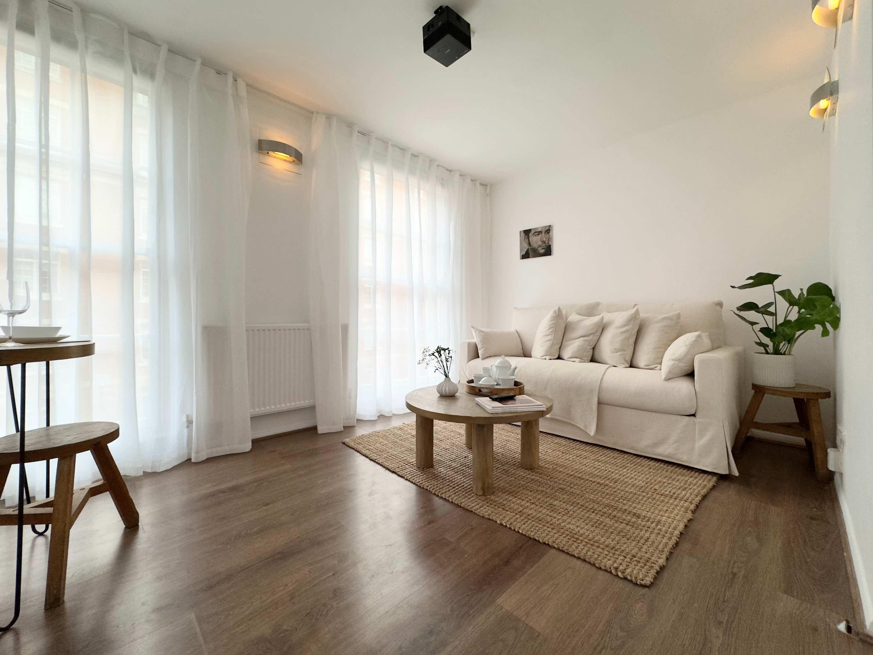 View Chic Marble Arch w/ 100" Cinema & Premium Mattress Chic Marble Arch w/ 100" Cinema & Premium Mattress serviced apartment - London - VivreStays