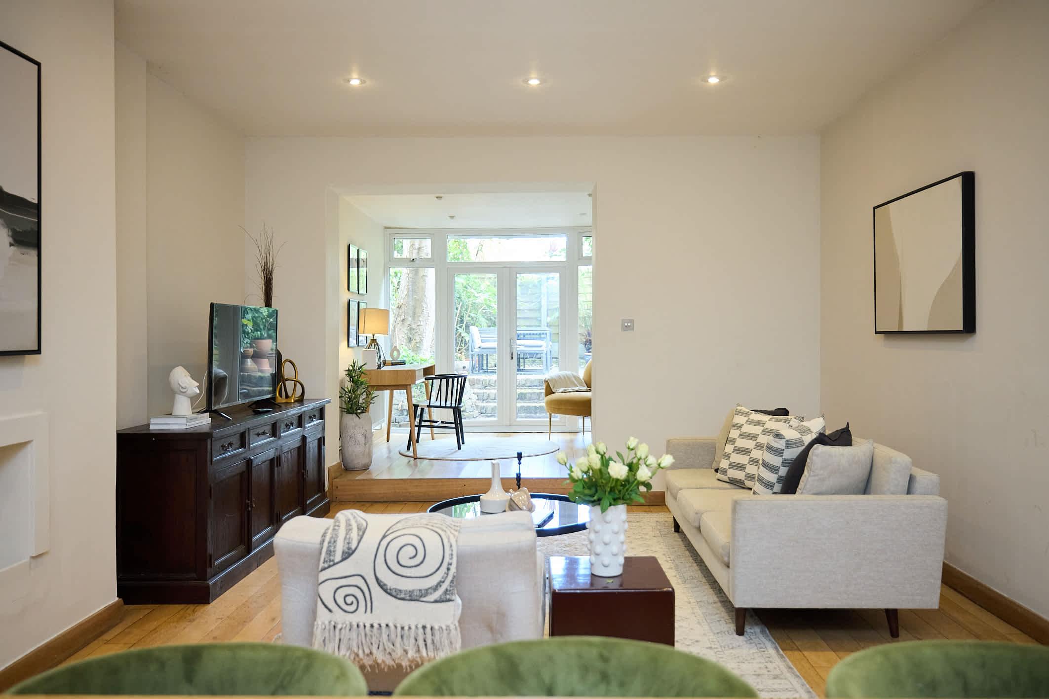 View Kensington Garden Flat with Office & Outdoor Space Kensington Garden Flat with Office & Outdoor Space serviced apartment - London - VivreStays