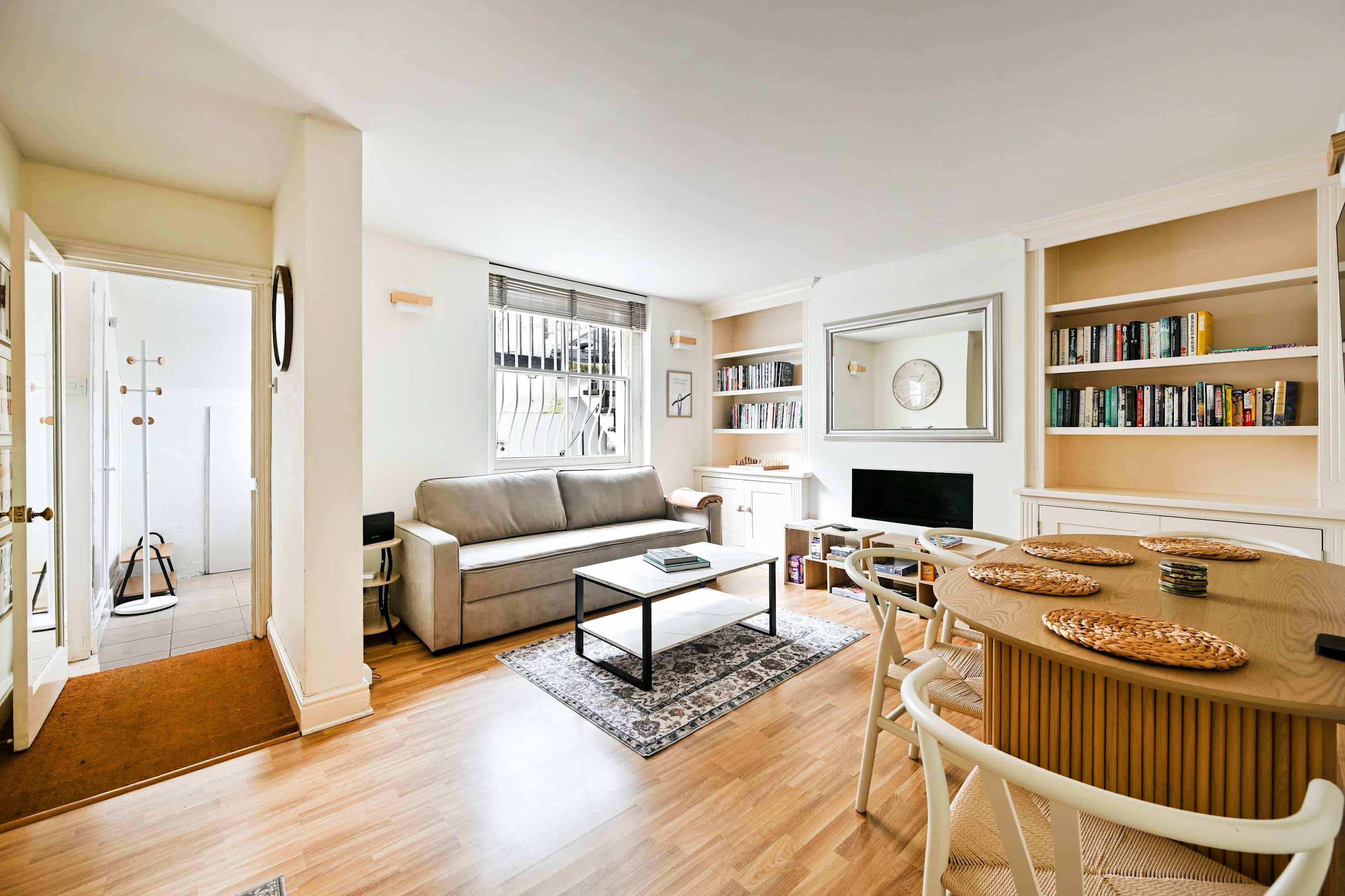 View Chelsea Modern | King Bed, Workspace, Comfort Chelsea Modern | King Bed, Workspace, Comfort serviced apartment - London - VivreStays