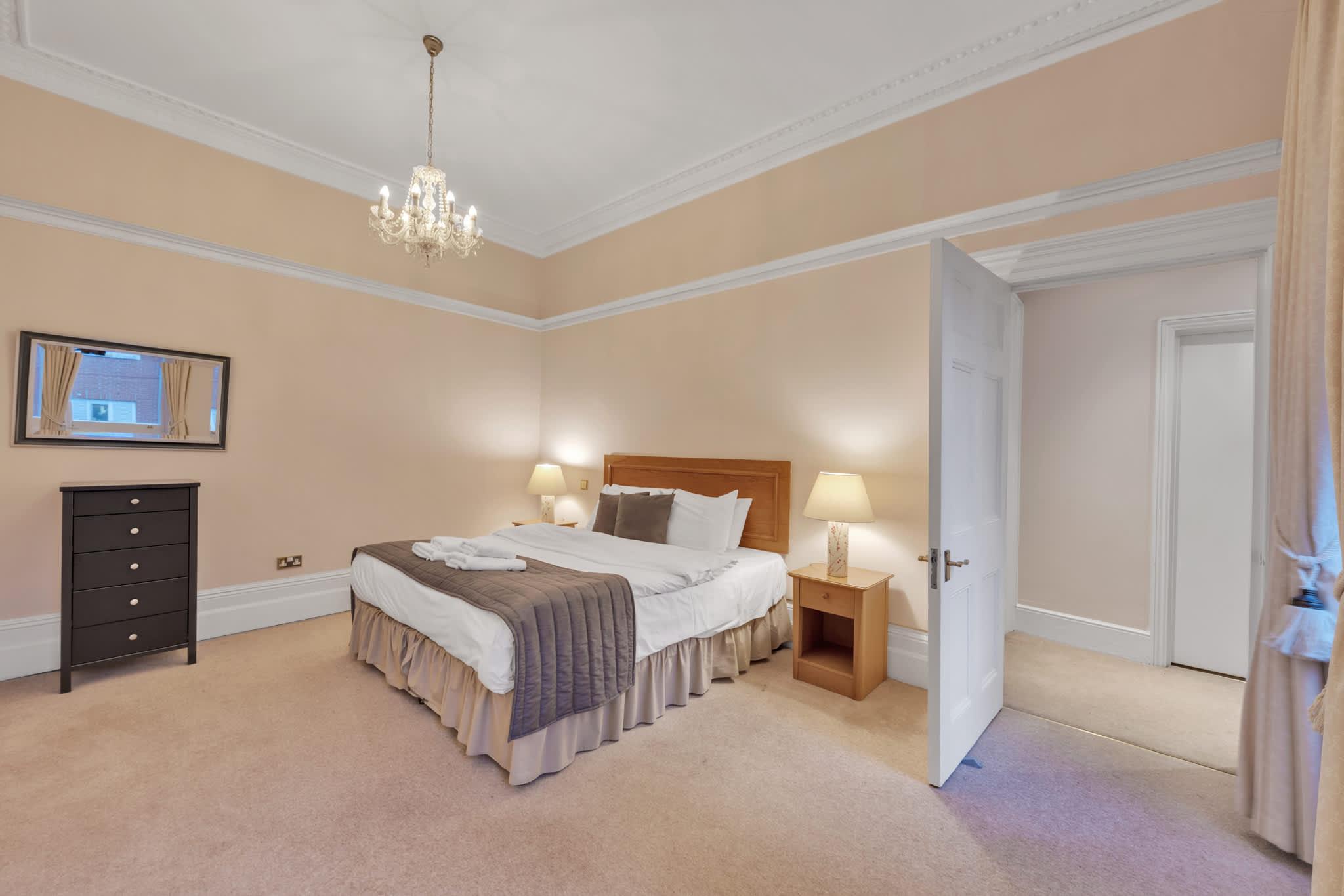 View Spacious Luxury One-Bedroom Mayfair Apartment Spacious Luxury One-Bedroom Mayfair Apartment serviced apartment - London - VivreStays