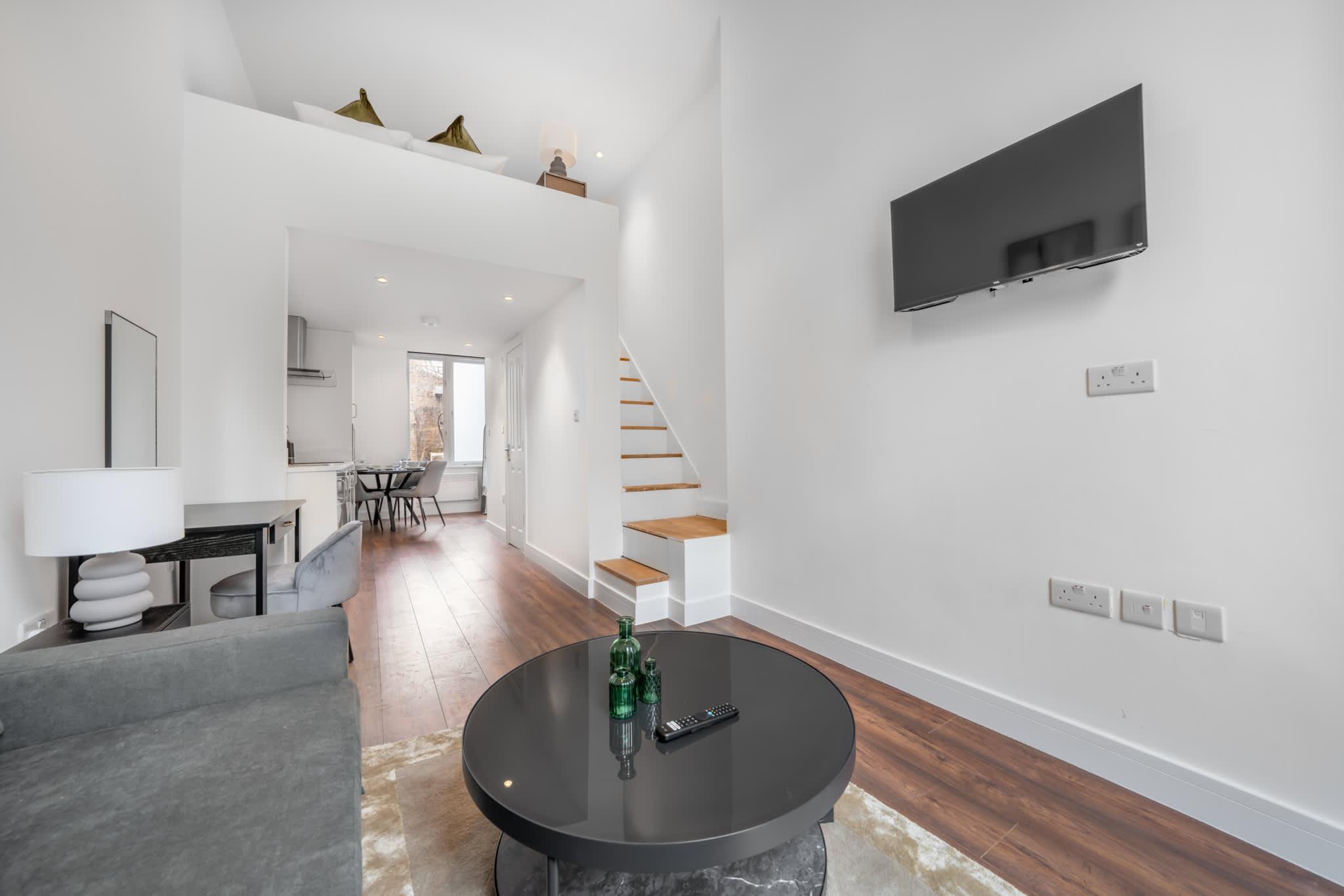 View Deluxe Studio Mezzanine with Balcony in Knightsbridge Deluxe Studio Mezzanine with Balcony in Knightsbridge serviced apartment - London - VivreStays