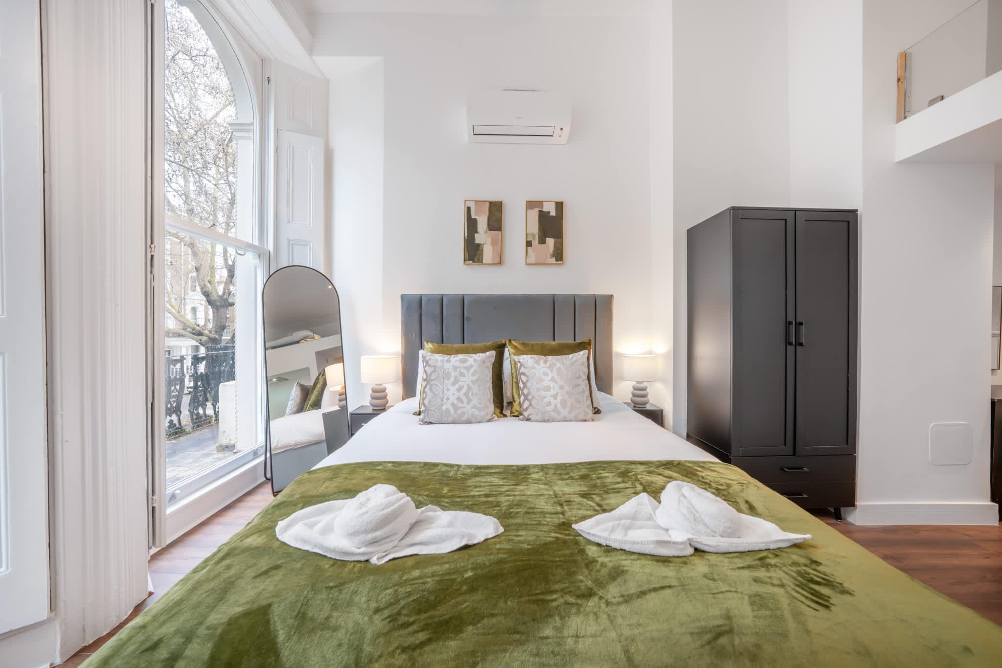 View Superior Studio Mezzanine with Balcony in Knightsbridge Superior Studio Mezzanine with Balcony in Knightsbridge serviced apartment - London - VivreStays