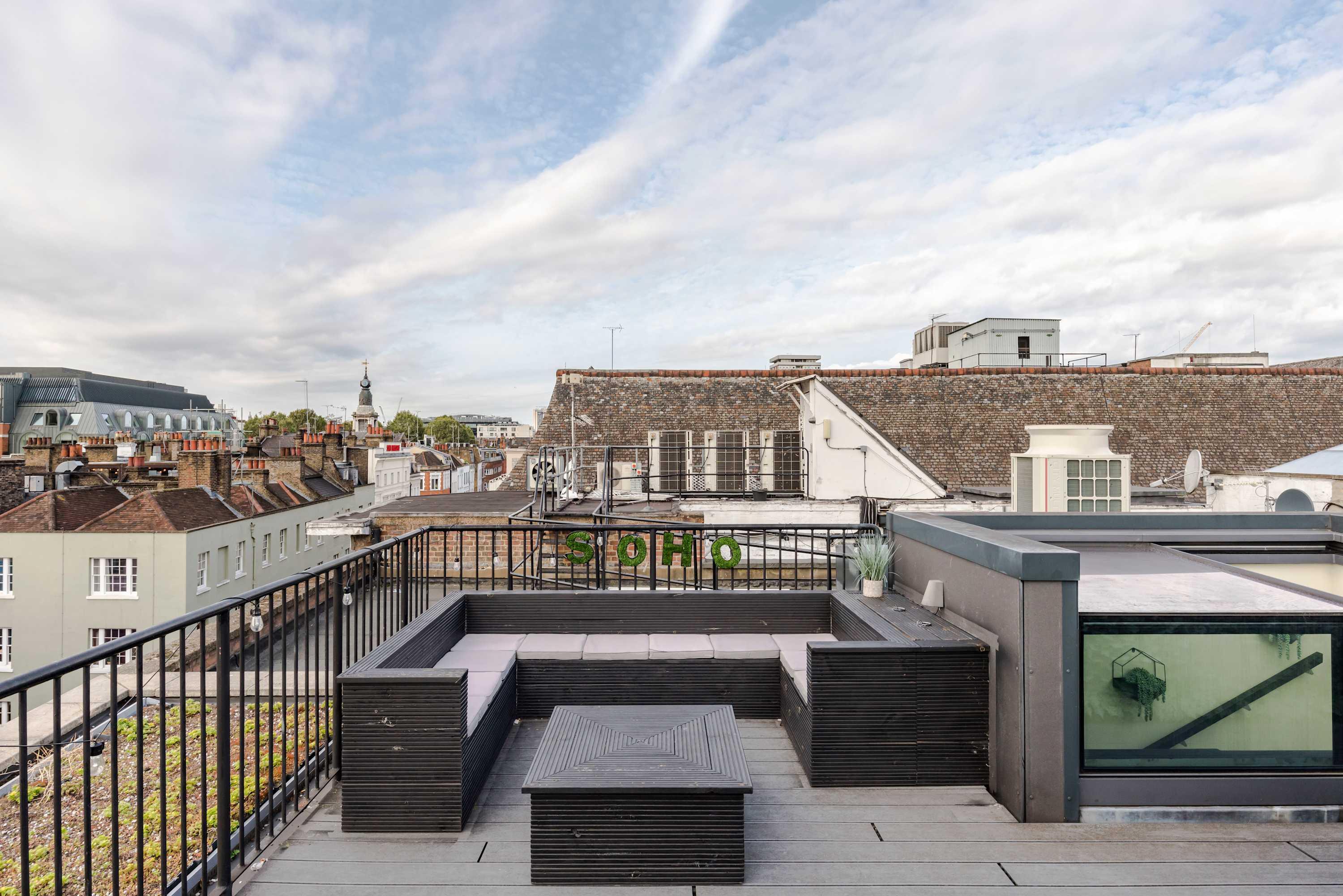 View 1-bed Soho Penthouse · Rooftop Terrace · Sleeps 4 1-bed Soho Penthouse · Rooftop Terrace · Sleeps 4 serviced apartment - London - VivreStays