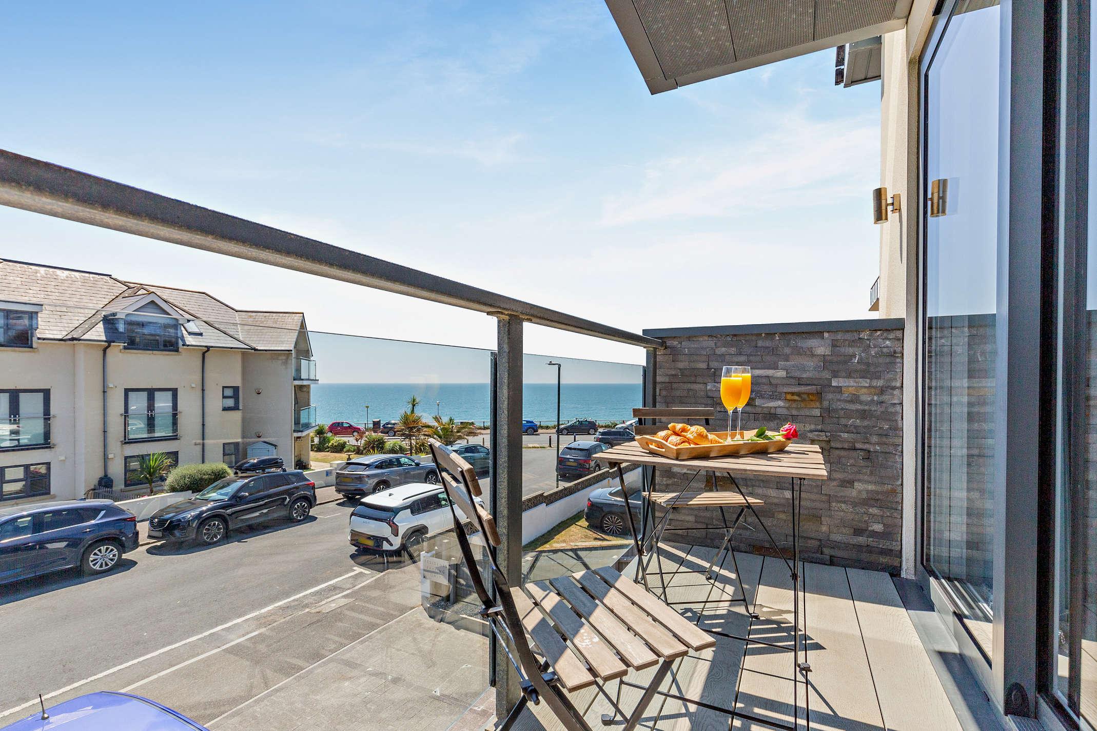 View Ocean View Beach Apartment with Balcony & Parking Ocean View Beach Apartment with Balcony & Parking serviced apartment - Bournemouth - VivreStays
