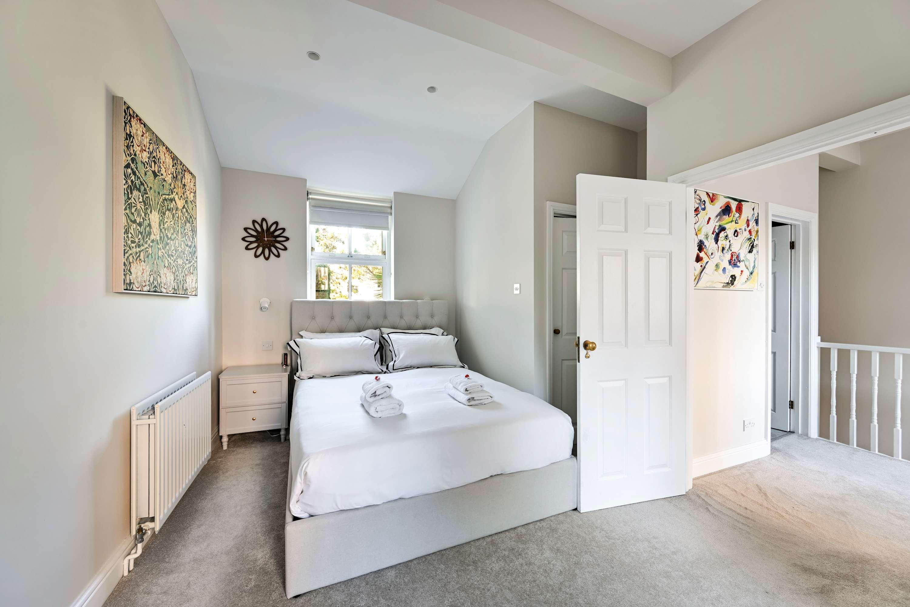 View Elegant St Johns Wood Mews-King Bed & Workspace Elegant St Johns Wood Mews-King Bed & Workspace serviced apartment - London - VivreStays