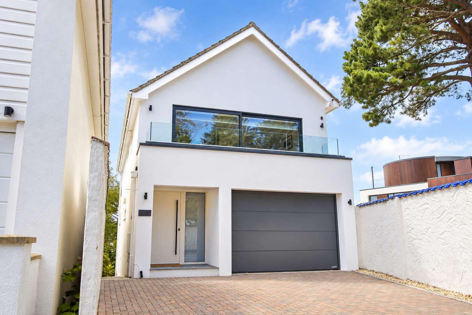 View High Tides Elegant 5-Bed Villa & Hot Tub Sandbanks High Tides Elegant 5-Bed Villa & Hot Tub Sandbanks serviced apartment - Sandbanks - VivreStays