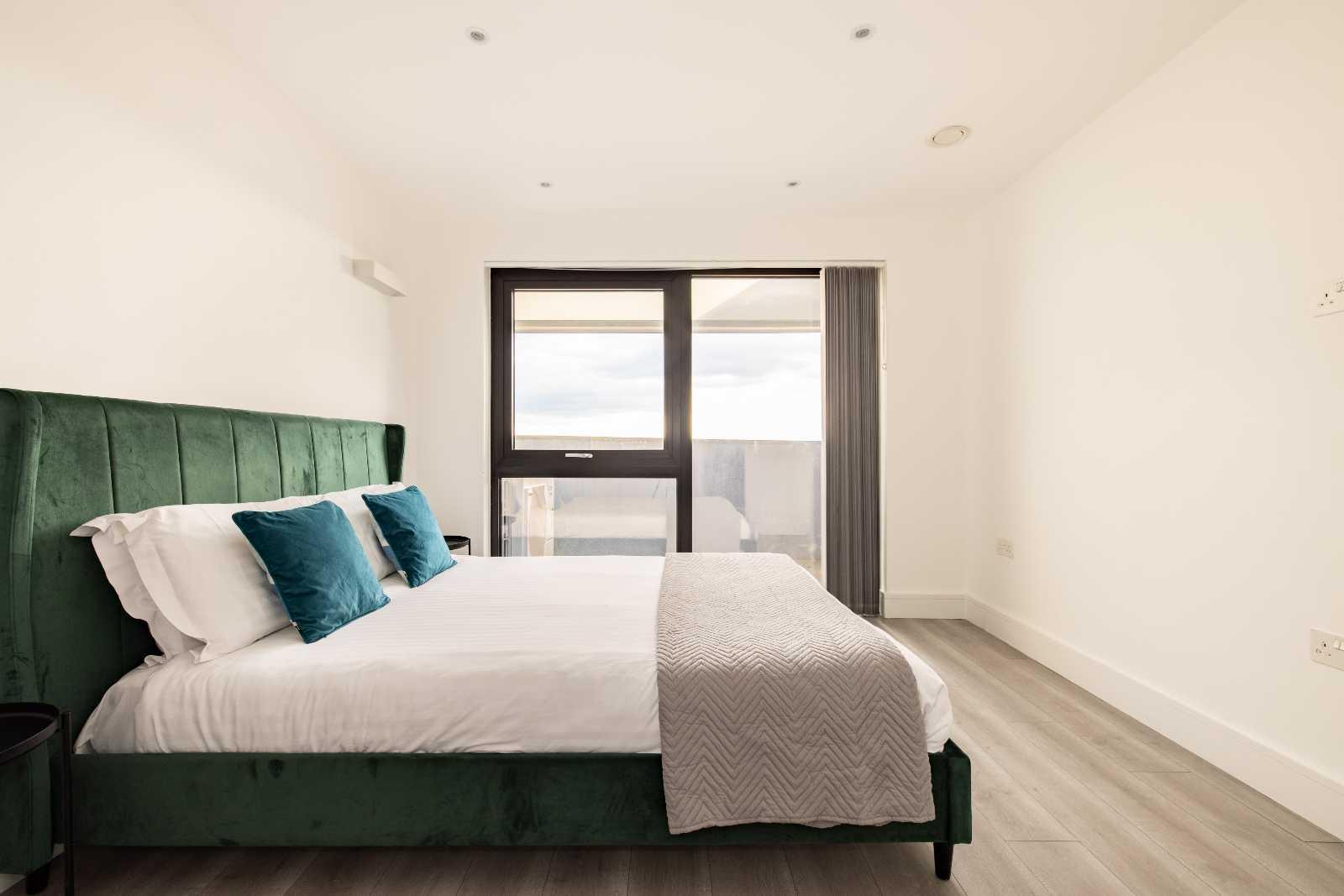 View One Bedroom Apartment - Balcony - Charles Hope London Brentford One Bedroom Apartment - Balcony - Charles Hope London Brentford serviced apartment - Brentford - VivreStays